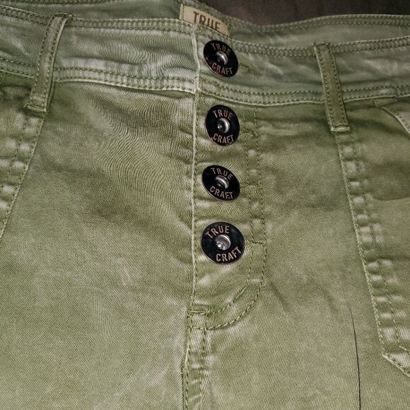 True Craft Olive Green Shorts Size 7 - Picture 3 of 6